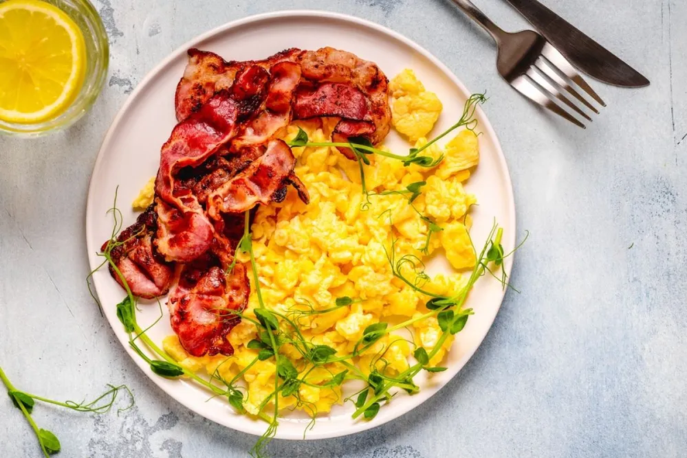 Traditional,Breakfast,Scrambled,Eggs,With,Fried,Bacon.,Top,View.