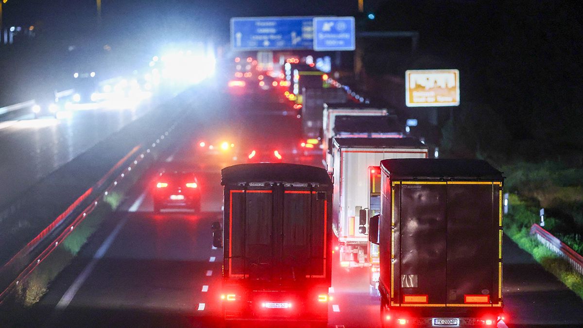 Újabb őrült ötlet Brüsszeltől: Éjszakai vezetési tilalom és 90-es sebességkorlát jöhet