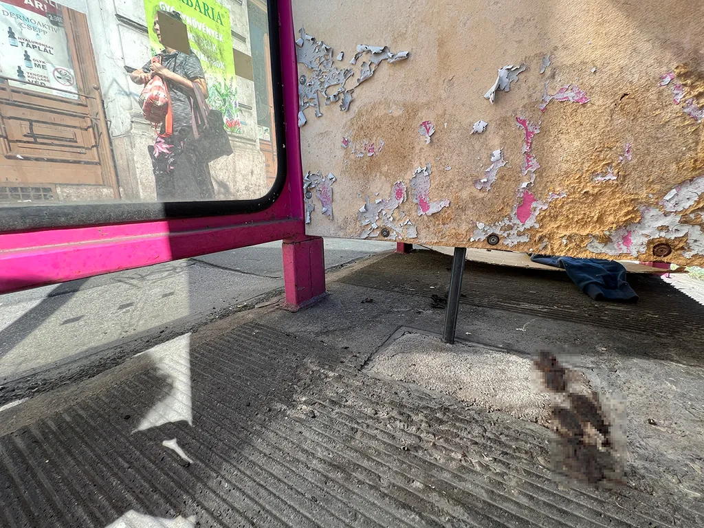 Szaros telefonfülkek