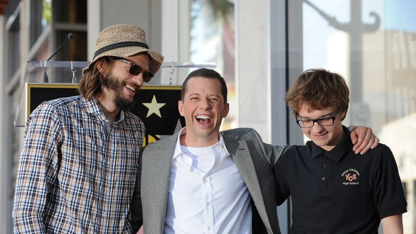 Egy parkolóban látták a Két pasi - meg egy kicsi sztárját