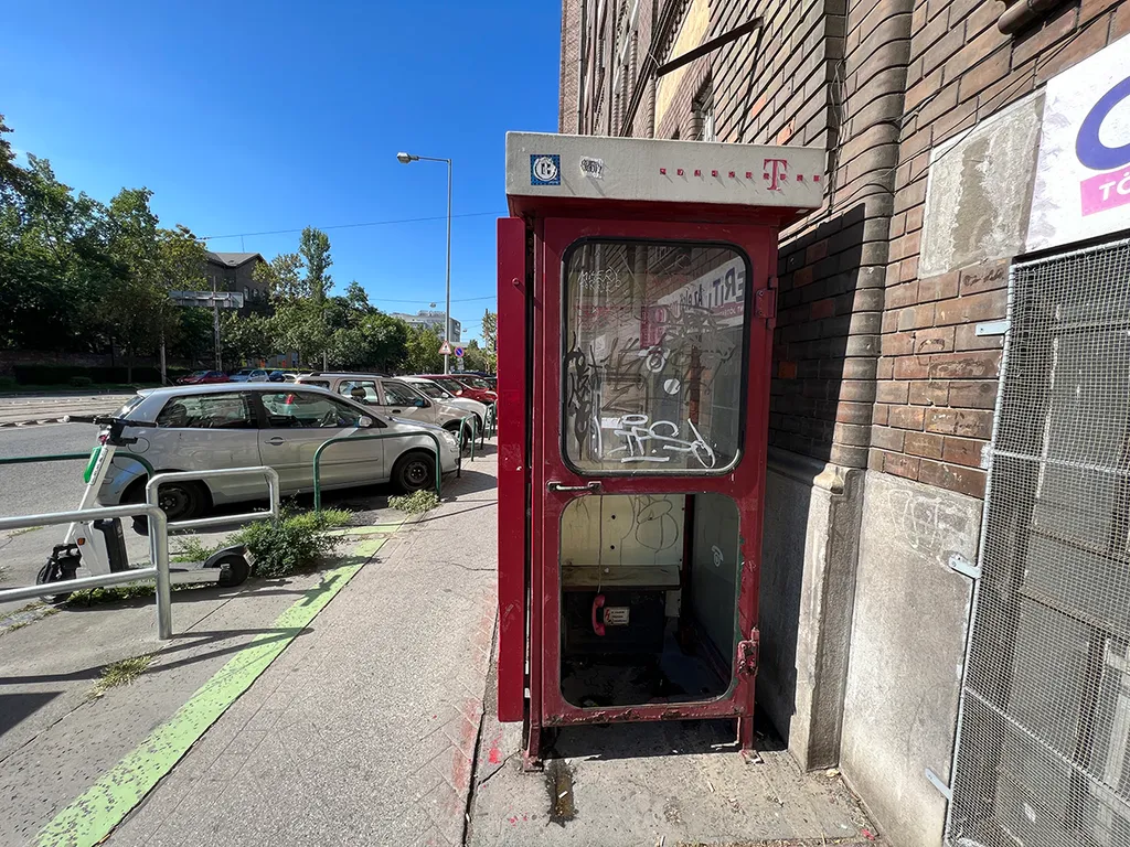 Szaros telefonfülkek