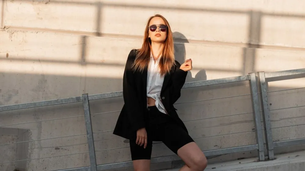 Fashionable,Young,Woman,In,Sunglasses,In,Black,Stylish,Blazer,In