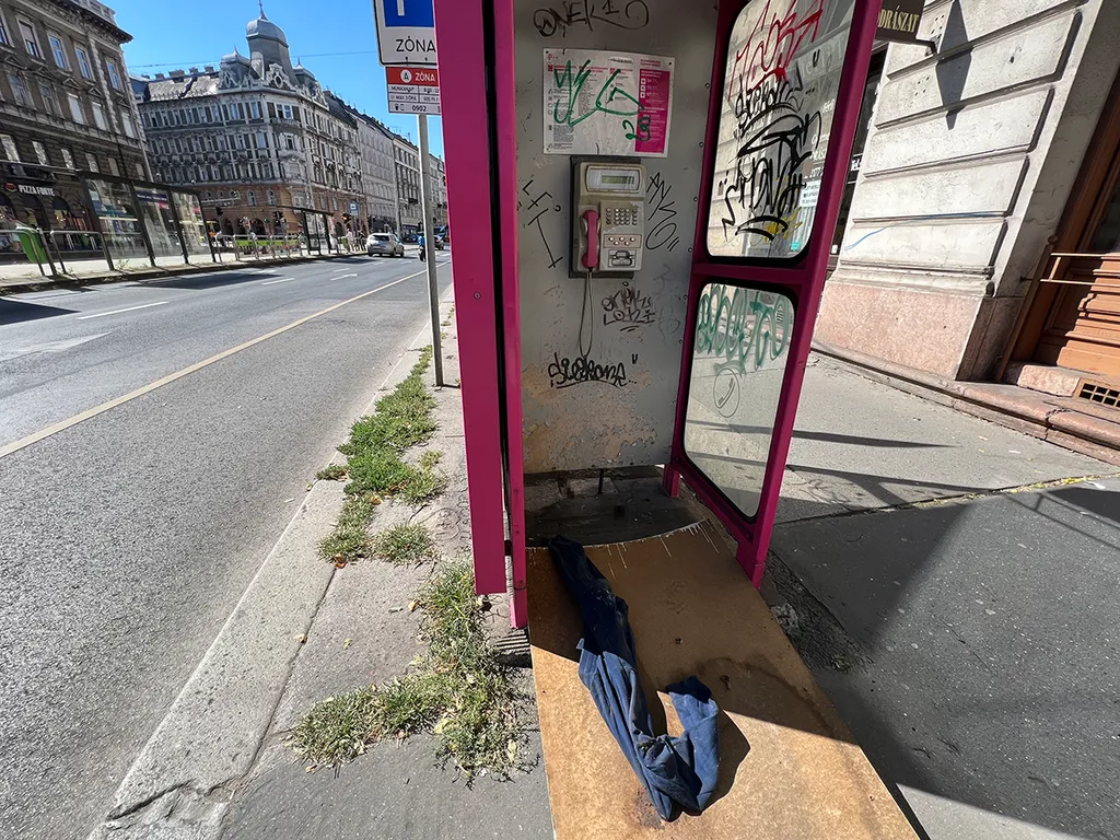 Szaros telefonfülkek