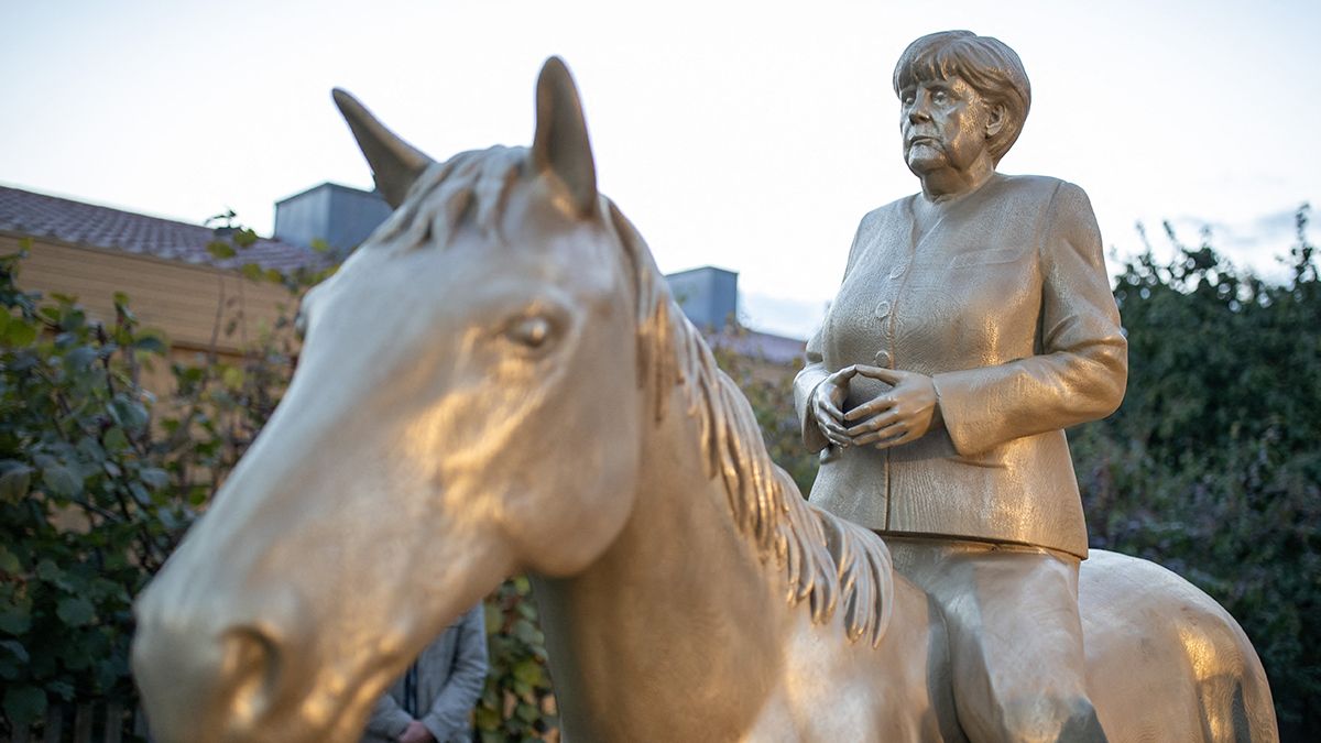 Ledőlt Angela Merkel aranyozott lovas szobra