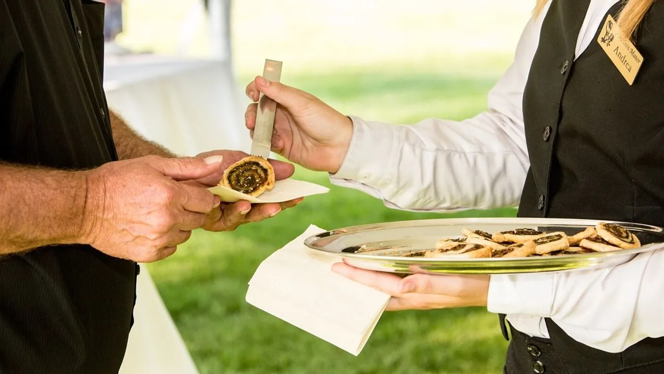 Eltévesztette a rendelést, 10 percig verték a pincért -Videó