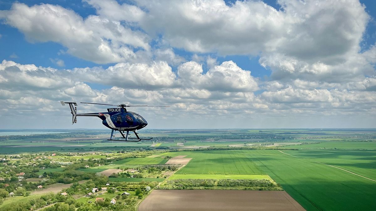 Drámai videón a Balatonszéplaknál vízbe zuhanó rendőrségi helikopter