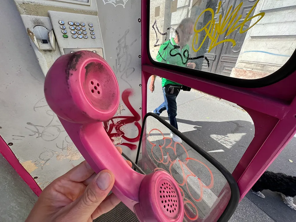 Szaros telefonfülkek