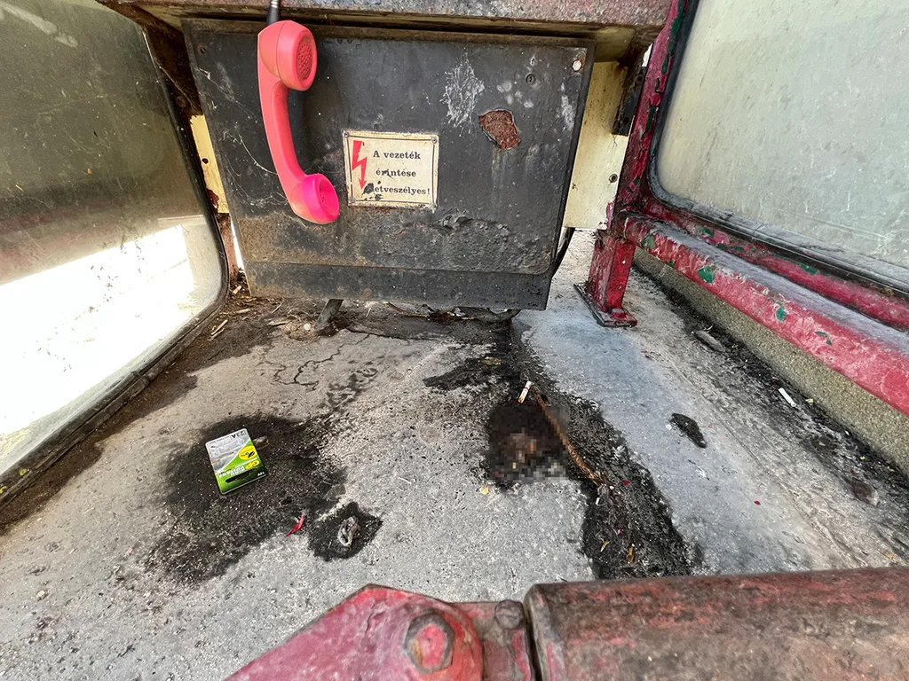 Szaros telefonfülkek