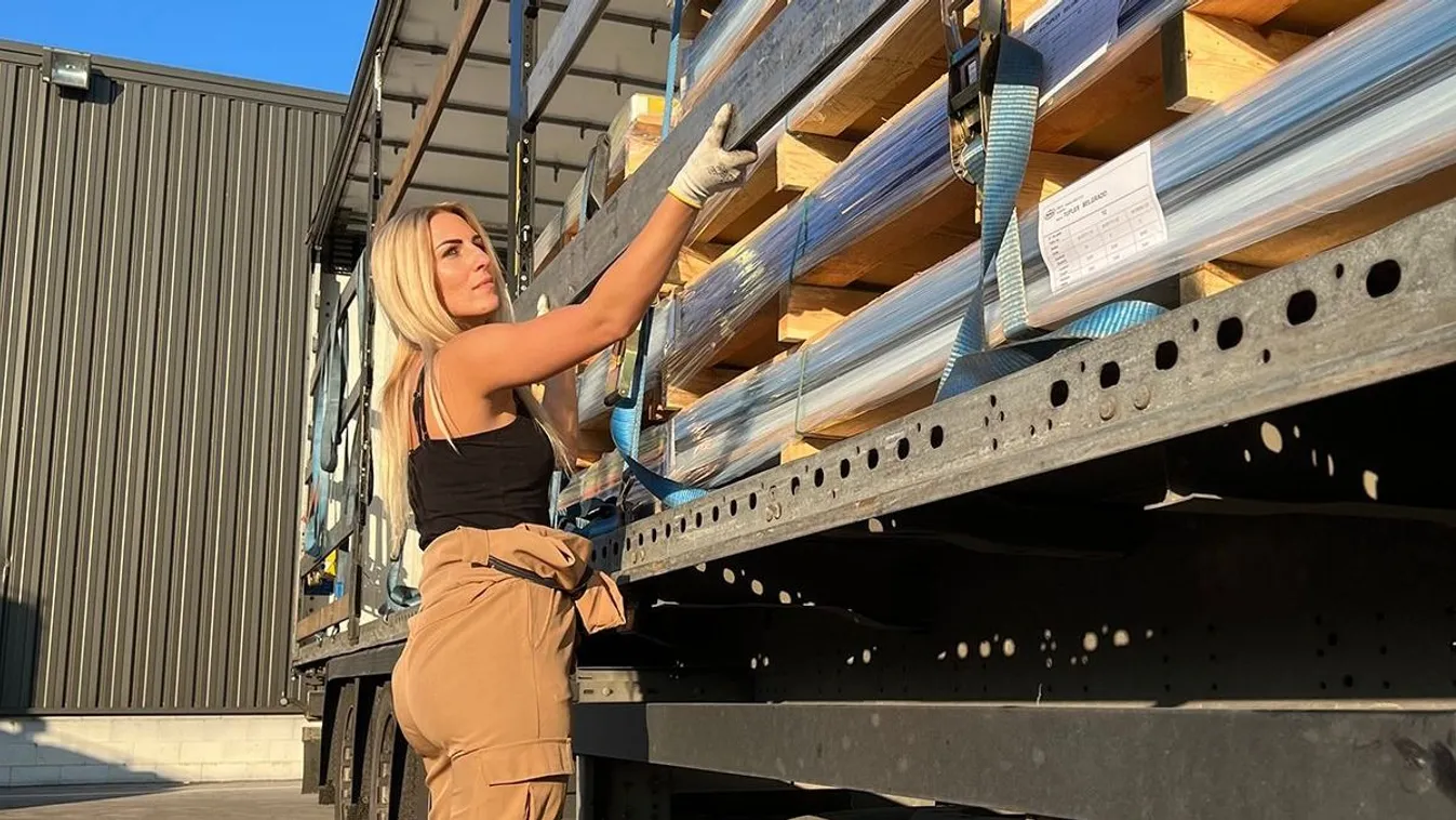 Így nyaralhatsz munka közben: a szexi csaj megmutatja!