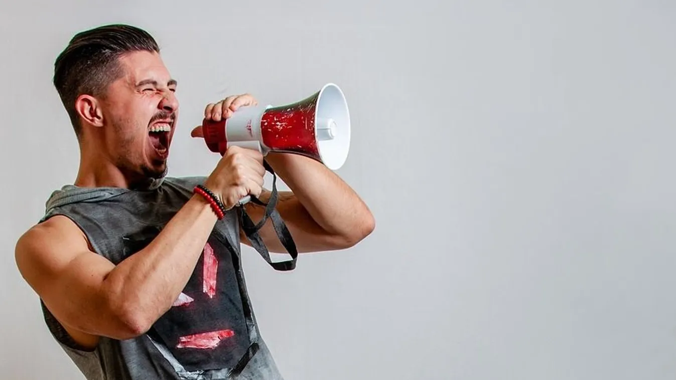 Ezt nem fogod elhinni! Így ébresztik a lakókat Komáromban