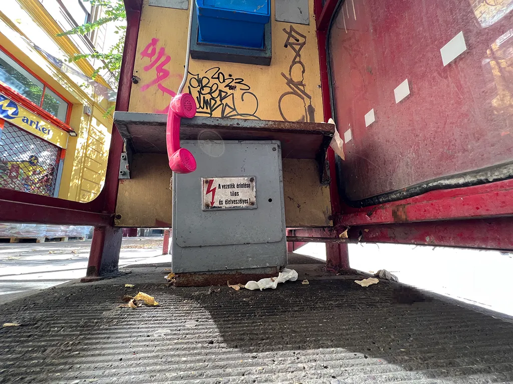 Szaros telefonfülkek