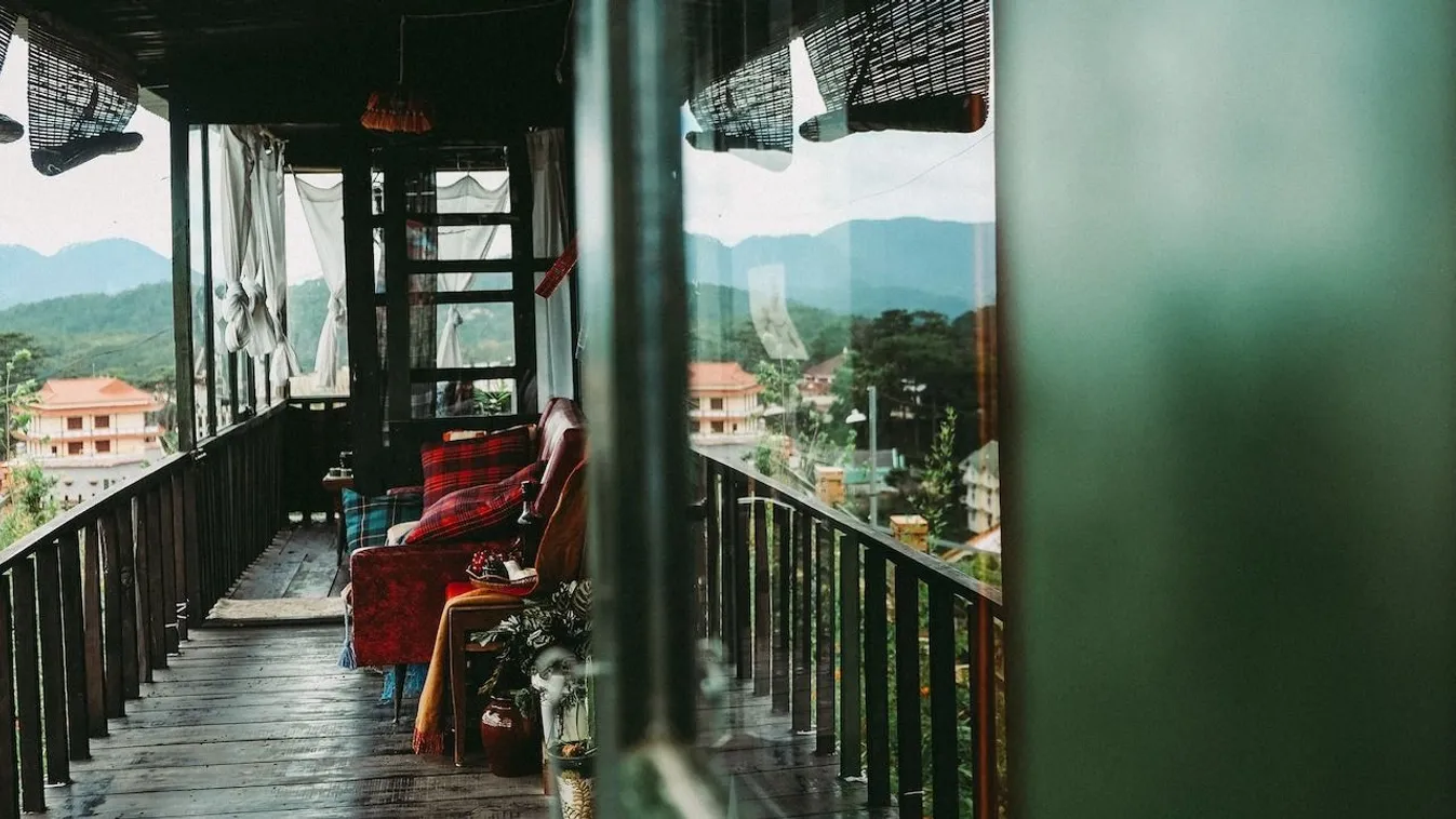 Így néz ki a lakás, ahol 4 hétre nyitva maradt a teraszajtó