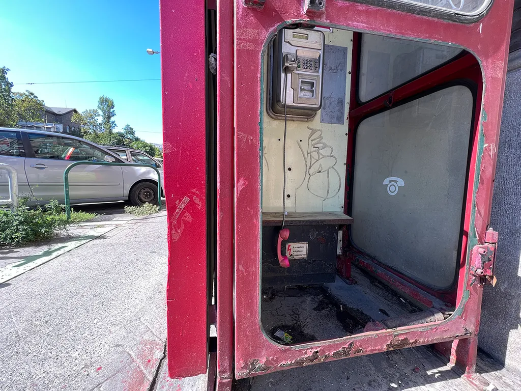 Szaros telefonfülkek