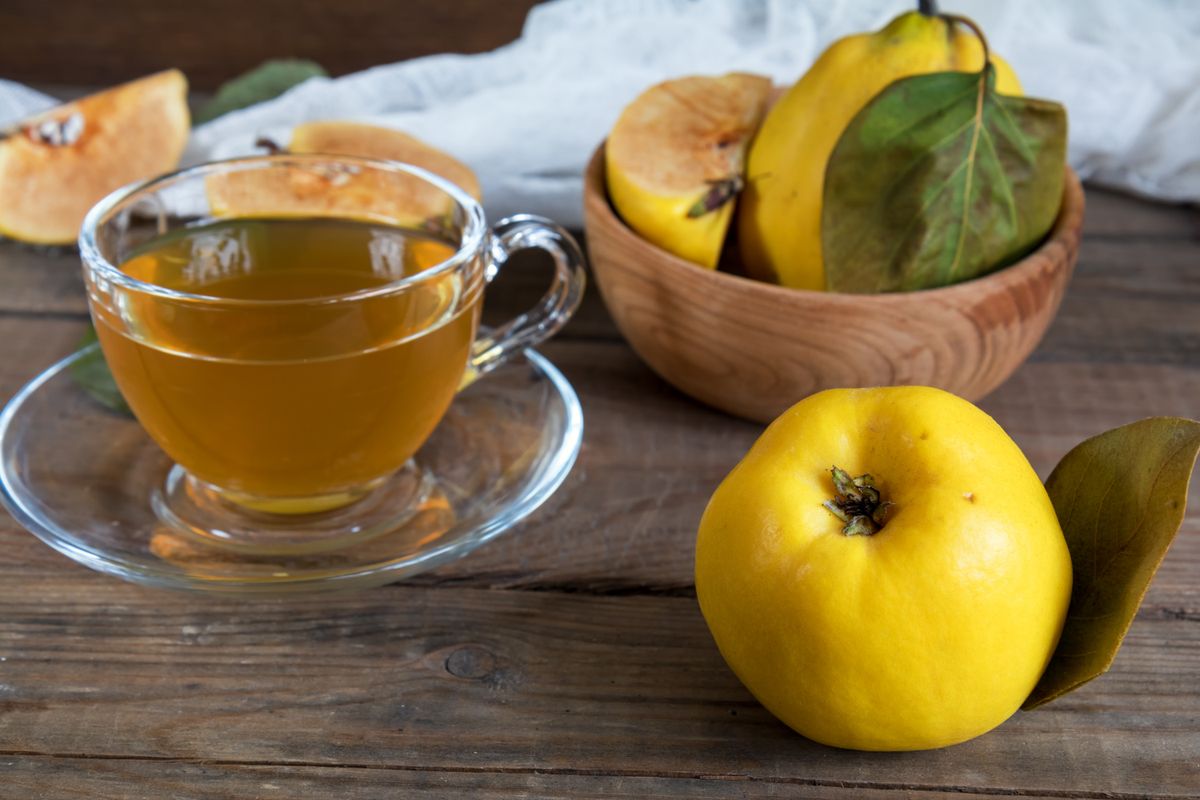 The,Cup,Of,Hot,Tea,And,Fresh,Quince,Fruit,On