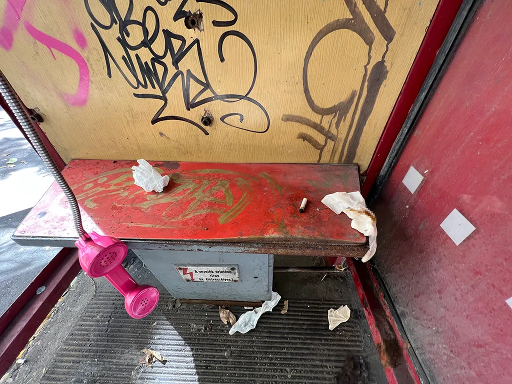 Szaros telefonfülkek