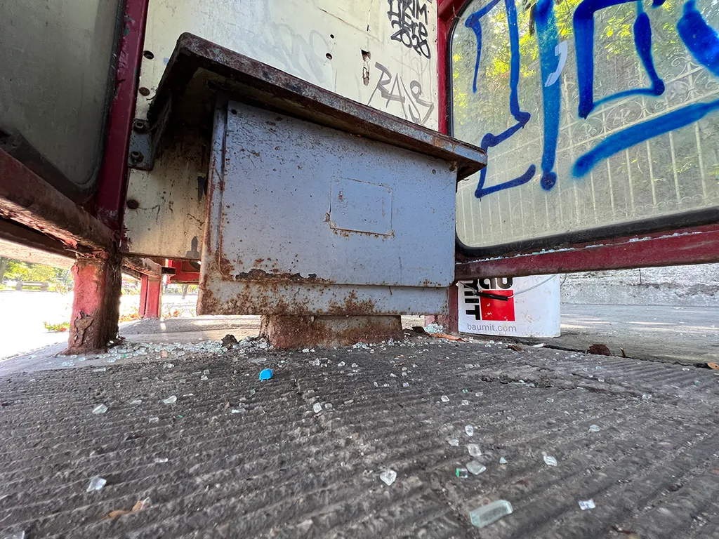 Szaros telefonfülkek