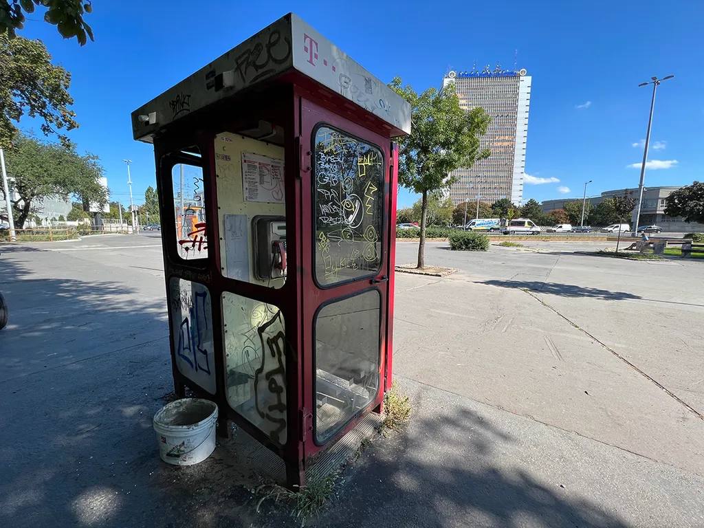 Szaros telefonfülkek