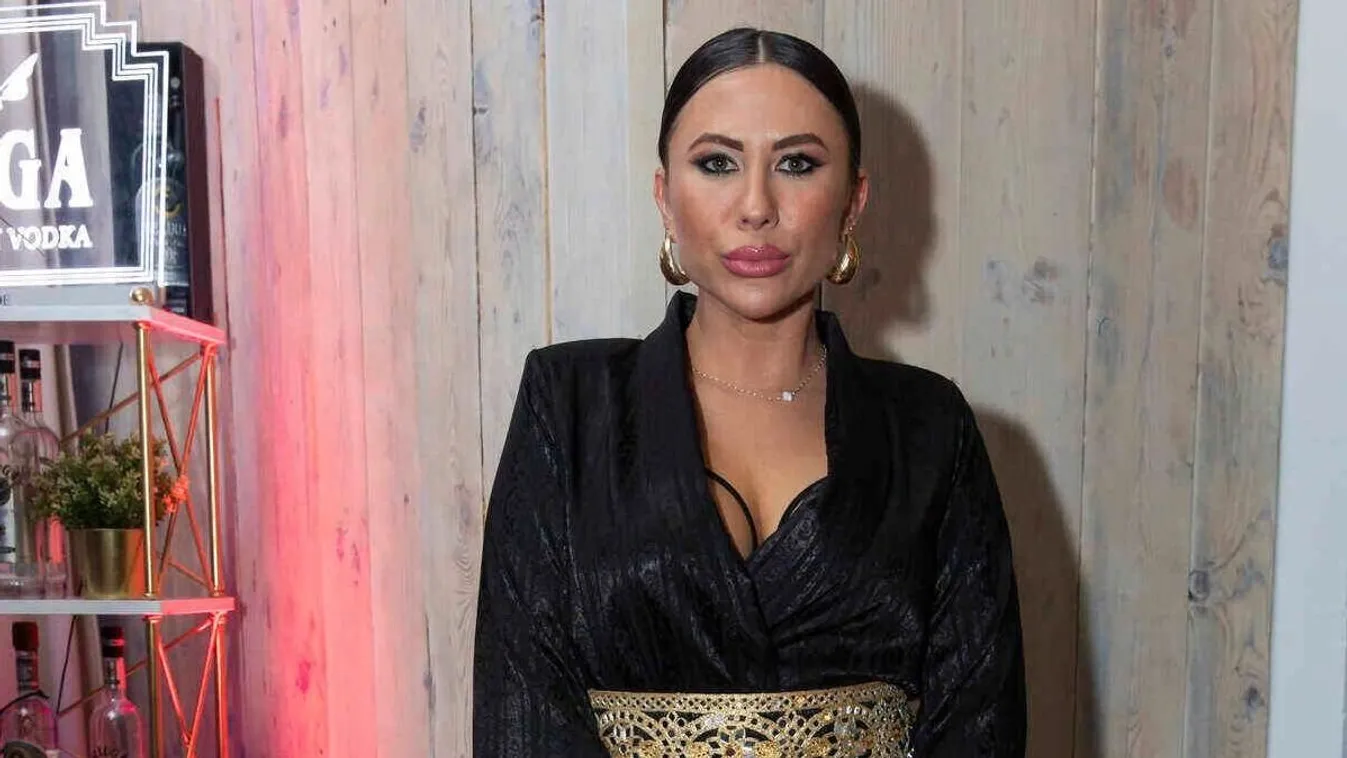 Gigantikus dekoltázs: Megyeri Csilla melltartó nélkül pózolt