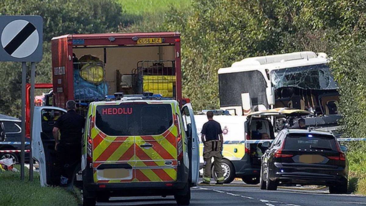 Utasokkal teli busz karambolozott: egy ember meghalt, 10-en kórházba kerültek