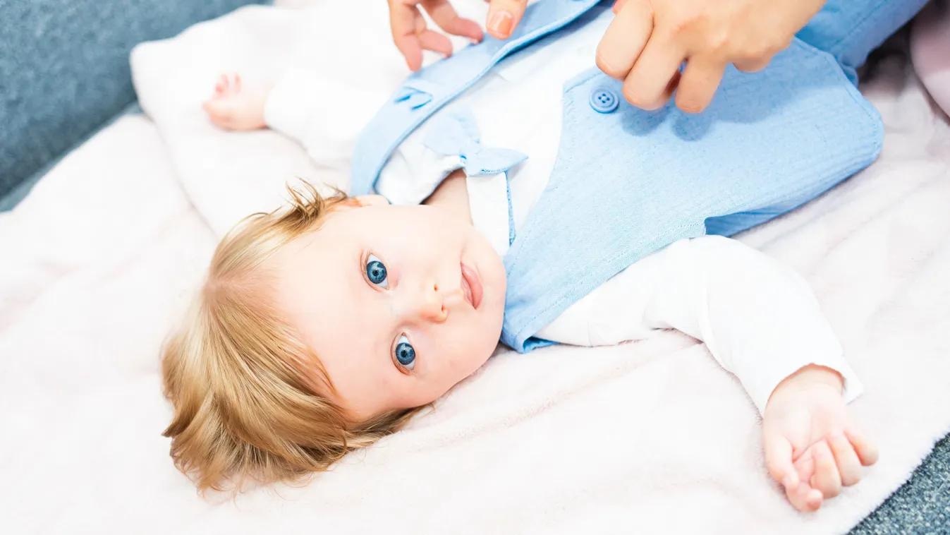 Vakító kék szemekkel született egy kislány: ez volt a baj
