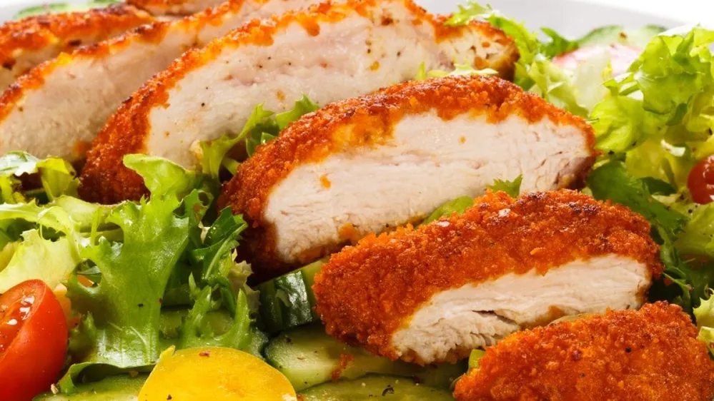 Vegetable,Salad,With,Fried,Chicken,Meat