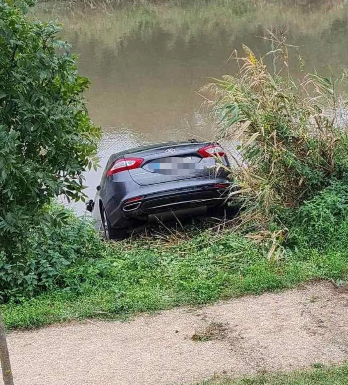 Kánai út, tóba gurult autó