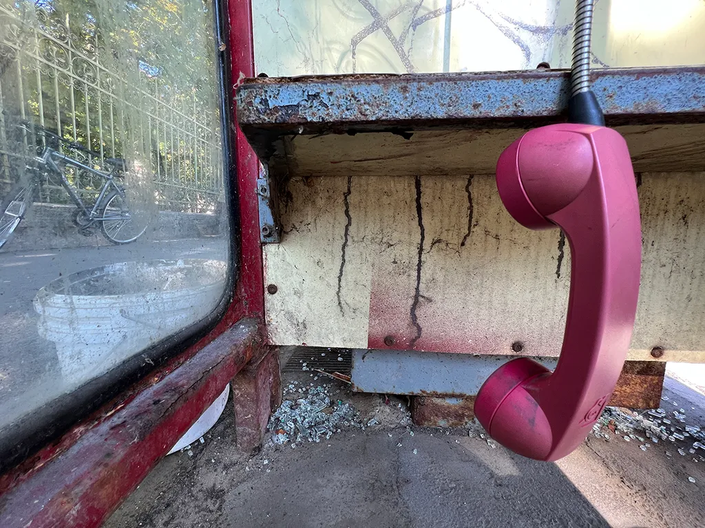 Szaros telefonfülkek