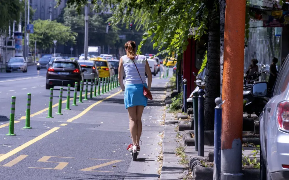 roller, e-roller, buszsáv, elektromos roller