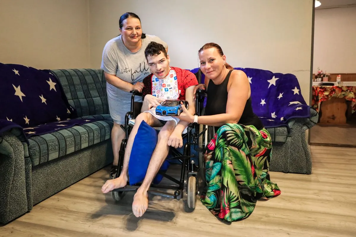 20230913 Acsalag

Jóakarat alapítvány támogatása 
Sipőtz Dániel 17 éves fiúnak, anyukája, Sipőtzné Farkas Gizella és a család barátja Bihari Rita 

Fotó: Csapó Balázs CSB
Kisalföld