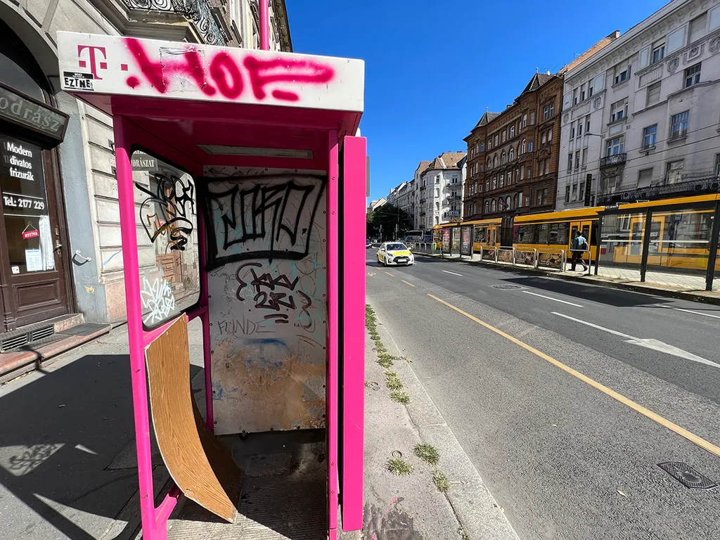 Szaros telefonfülkek