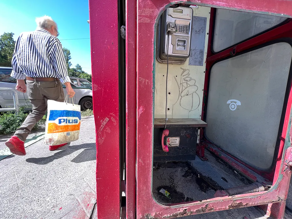 Szaros telefonfülkek