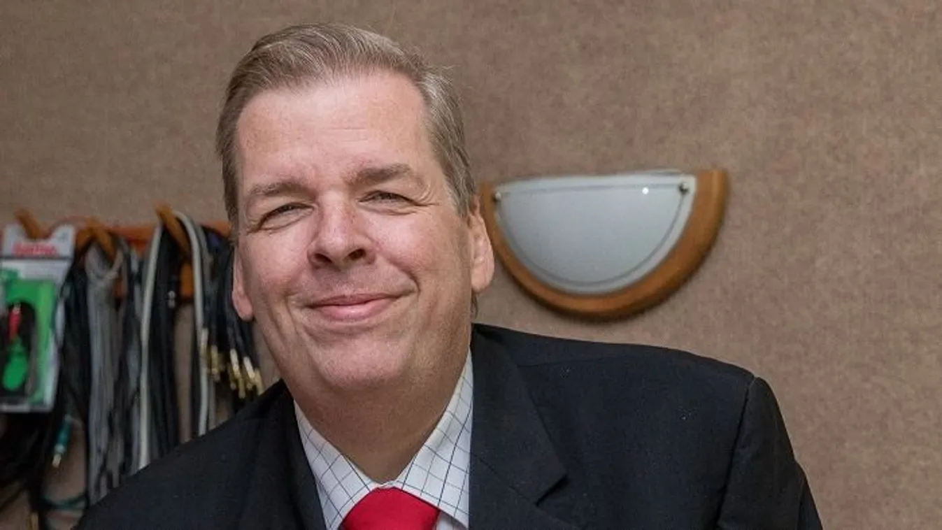 Egyre több időt tölt ezzel a bombázóval Schmuck Andor