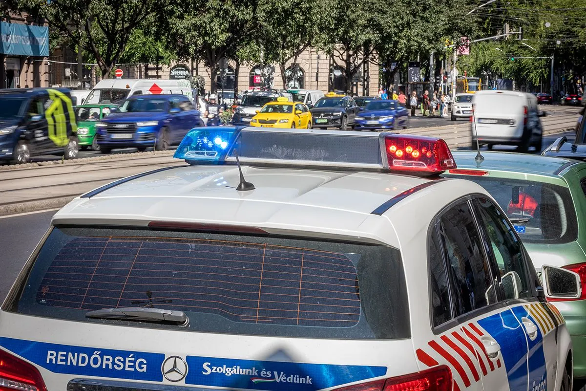 Budapest, utca, roller, dugó, mentő, illusztráció