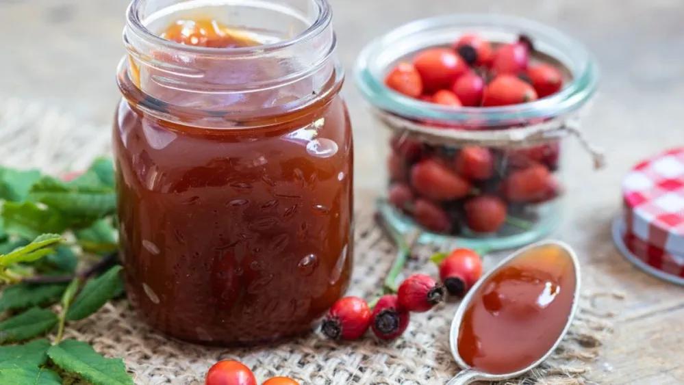 A,Spoon,With,Rose,Hip,Marmelade