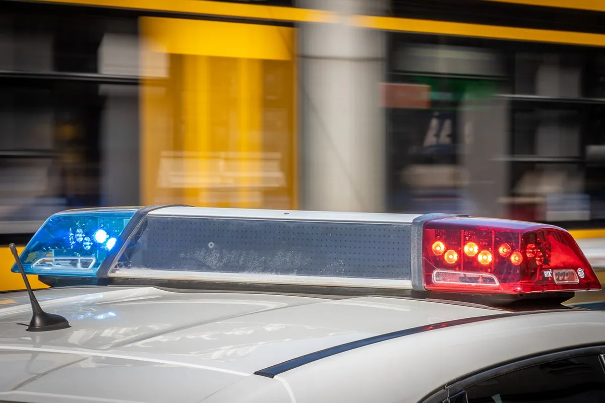 Budapest, utca, roller, dugó, mentő, illusztráció