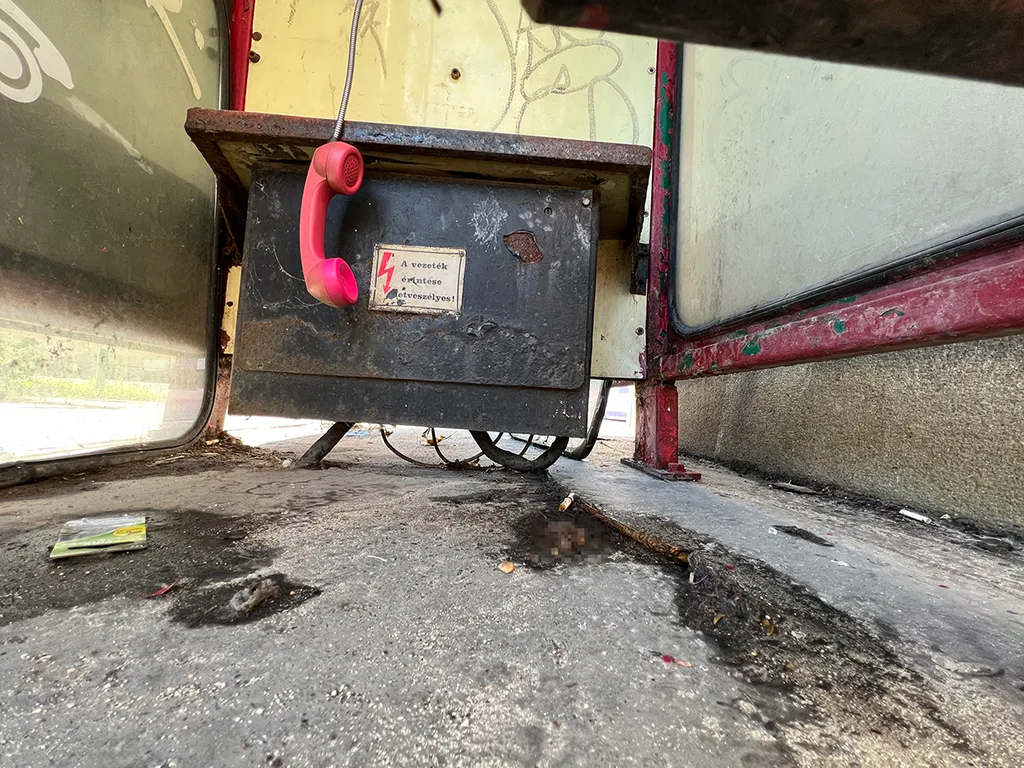 Szaros telefonfülkek