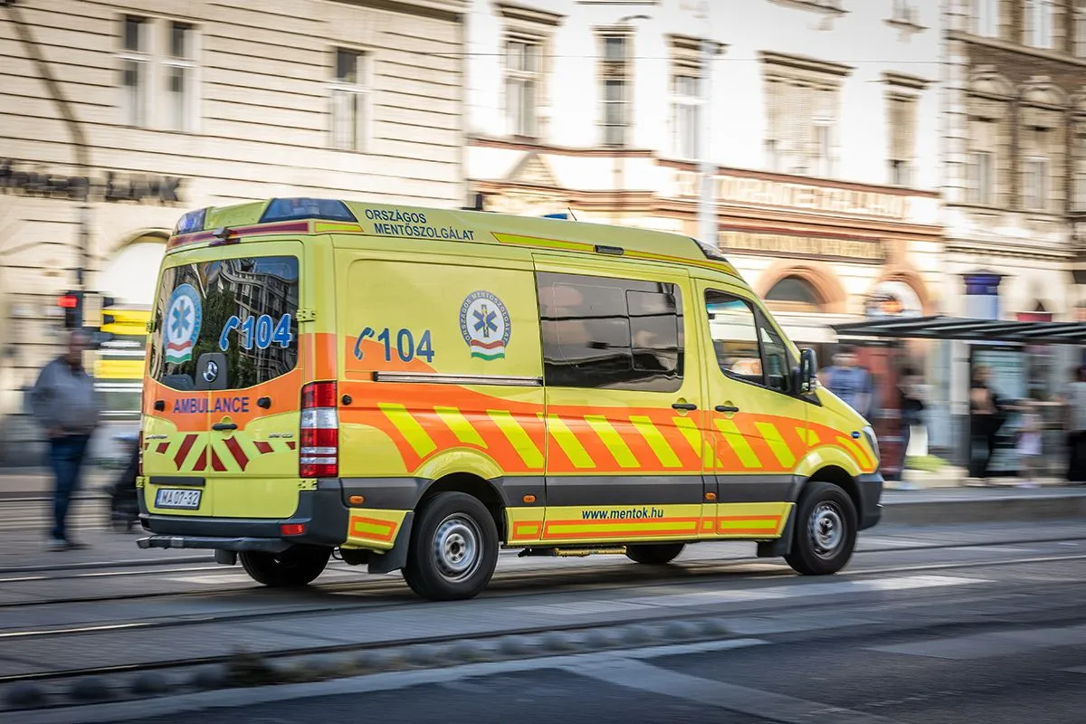 Budapest, utca, roller, dugó, mentő, illusztráció