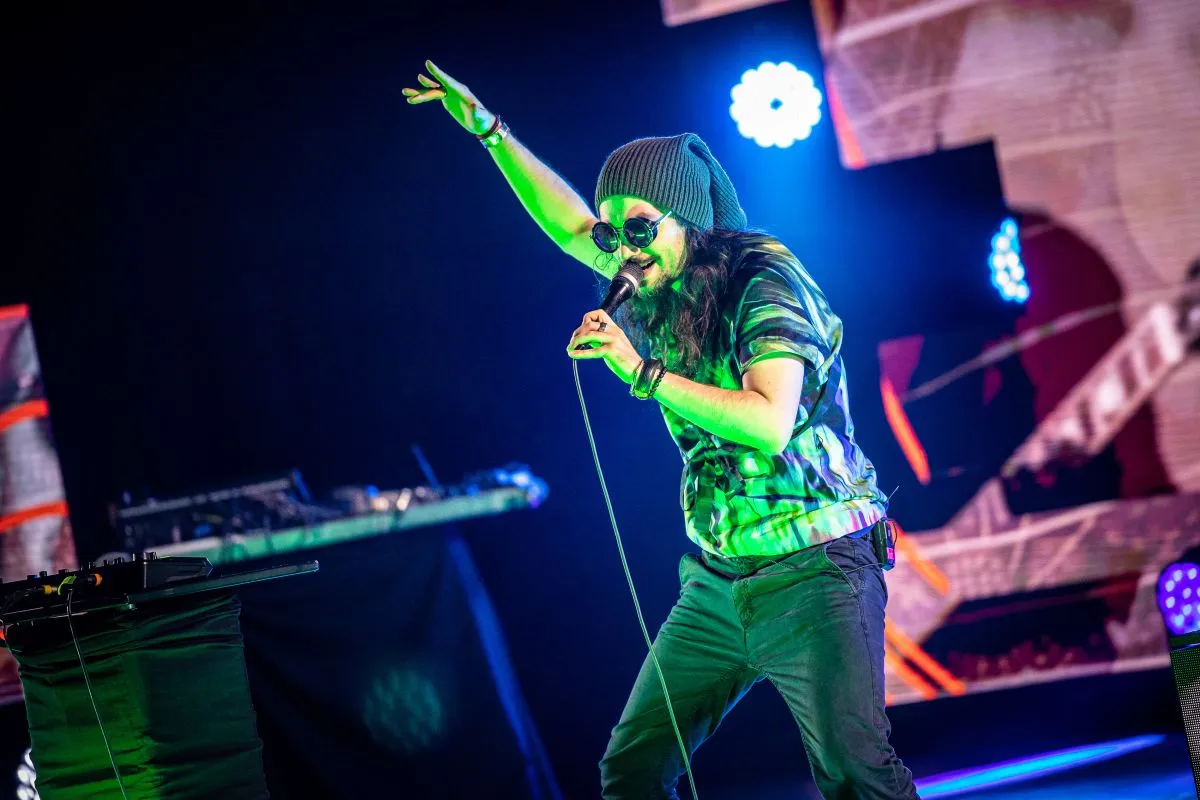 20230523 Békéscsaba

Országjáró körútjának harmadik állomásaként Békéscsabára, a Csabagyöngye Kulturális Központba érkezett a Szabadság, szerelem – Petőfi 200 című produkció. Popzenei előadók dalaiból és rövid prózai etapokból állt össze a műsor.

Fotó: Bencsik Ádám BÁ Békés Megyei Hírlap

Képen: Molnár Tibor Attila (Trap kapitány), a Tha Shudras zenekar énekese