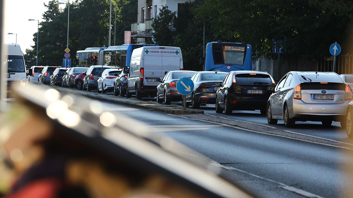 Jelentős torlódás az M1-es autópályán, araszol a forgalom