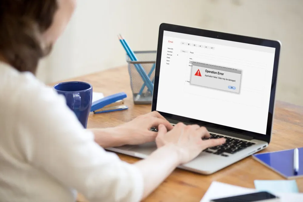 vírus, adathalász, hacker, kártevő, email, laptop, adat, személyes adat