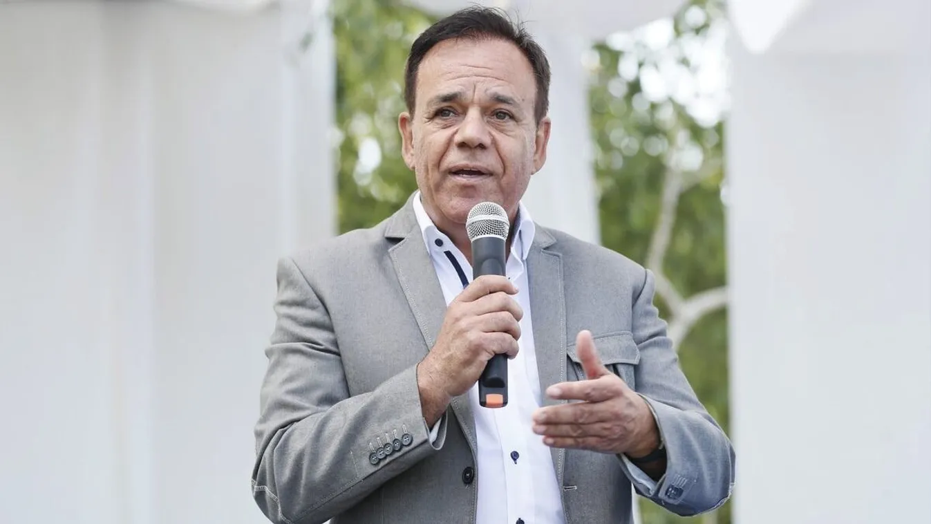 Straub Dezső elásta a csatabárdot