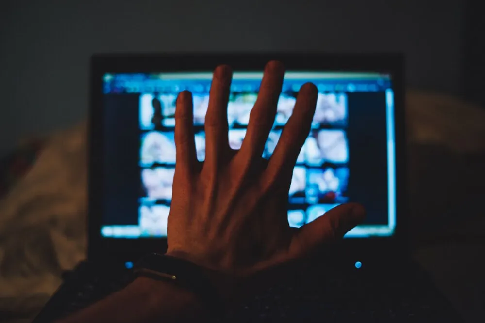 jogellenes tartalom jelentése zaklatás