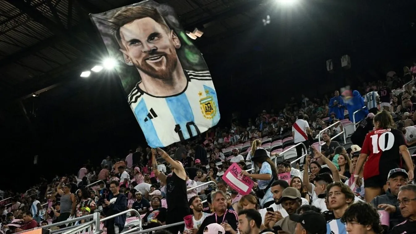 Egy centire Messitől kapta el a testőre a felé rohanó férfit