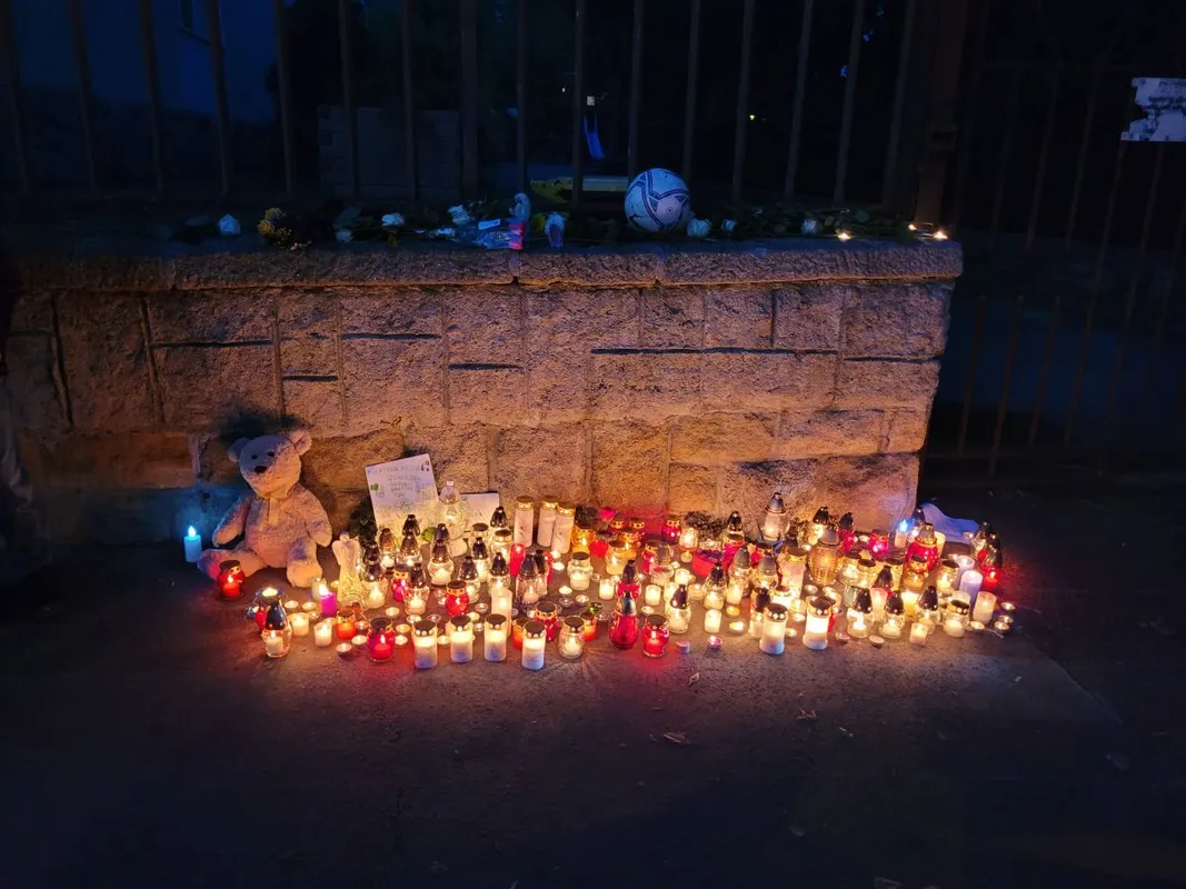 budapesti diáktragédia, XX. kerület, Mártírok útja, ledőlt betontömb, megemlékezés Gyulai István Általános Iskola