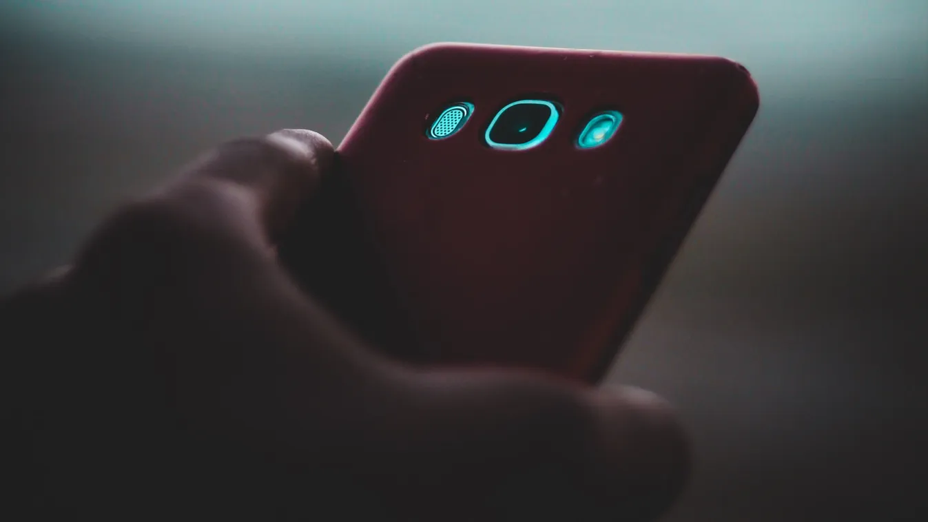 Meghalt egy kisbaba, mert apja a telefonját nyomkodta