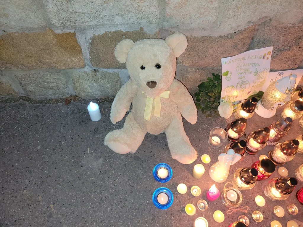 budapesti diáktragédia, XX. kerület, Mártírok útja, ledőlt betontömb, megemlékezés Gyulai István Általános Iskola 