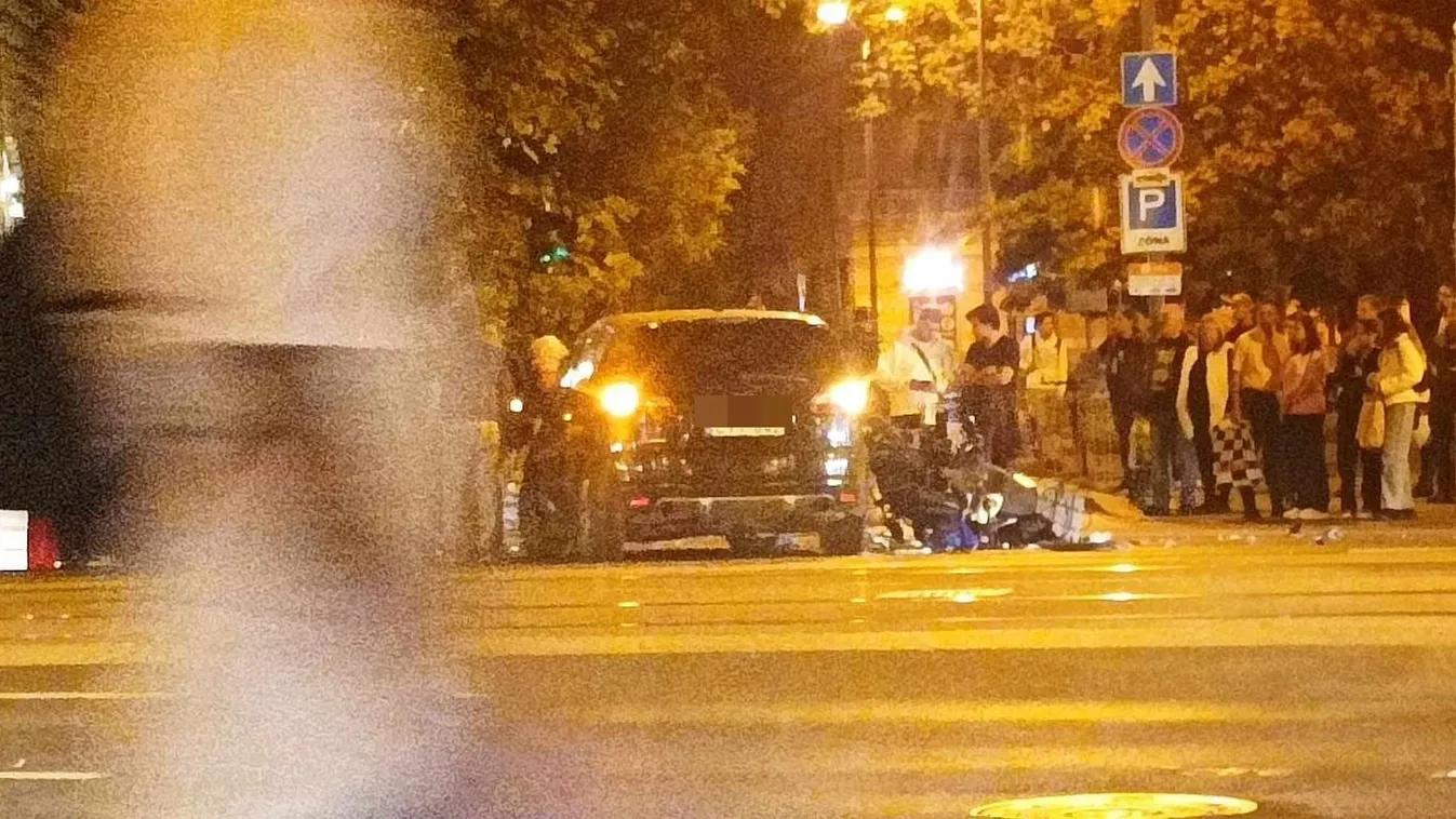 Durva karambol a Rákóczi térnél, küzdenek a motoros életéért