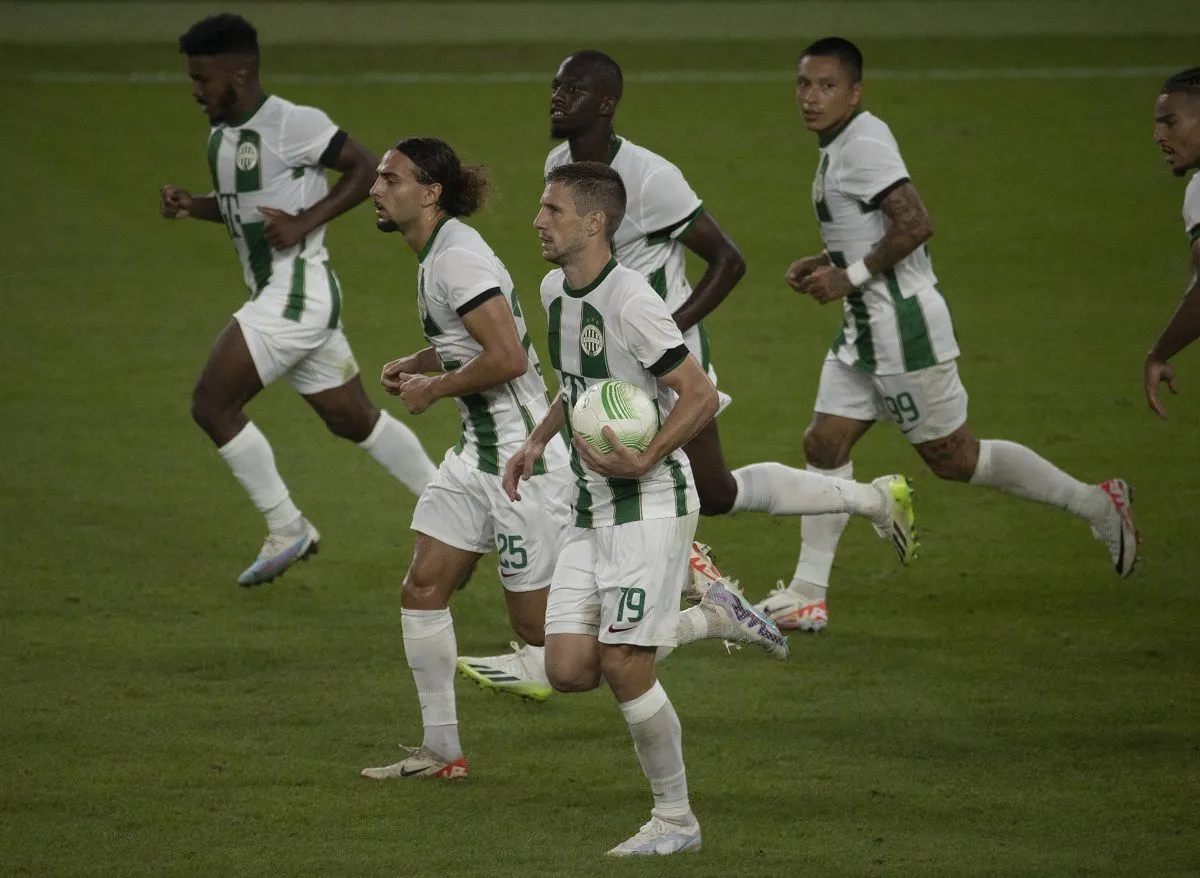 Varga Barnabás (labdával) és a többi Fradi-focista karácsonyig heti két meccset játszik