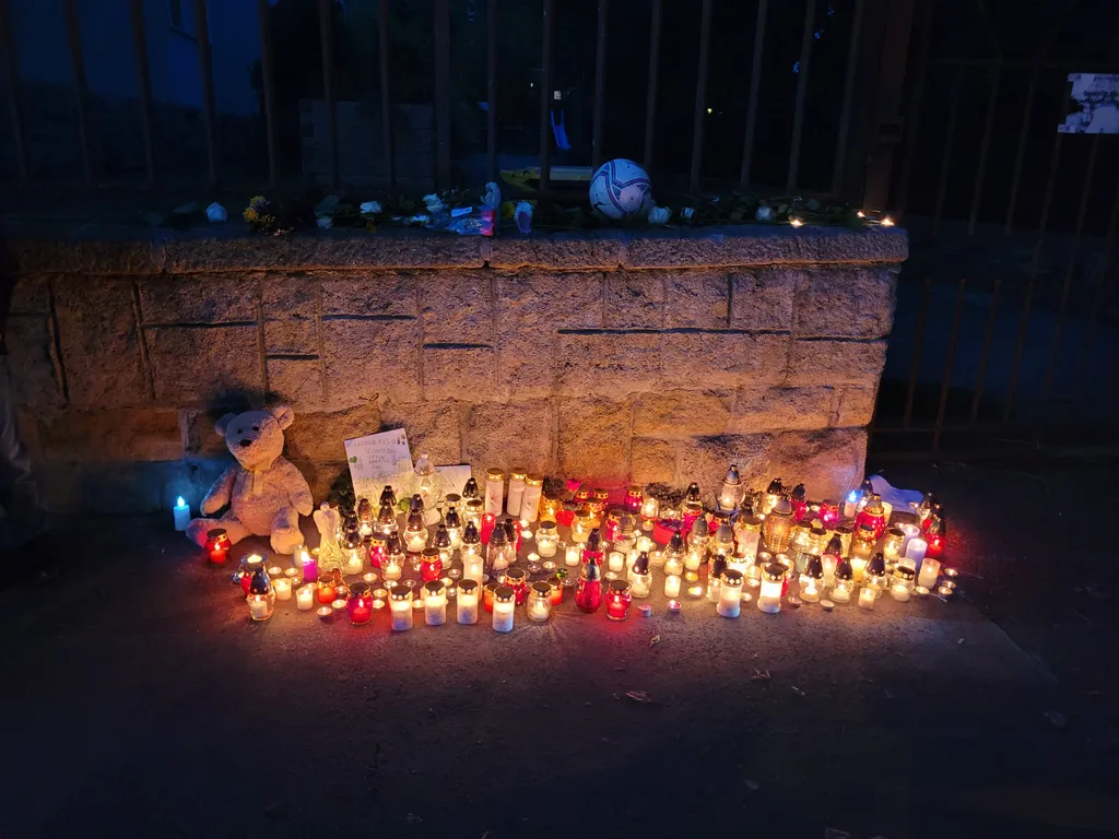 budapesti diáktragédia, XX. kerület, Mártírok útja, ledőlt betontömb, megemlékezés Gyulai István Általános Iskola 