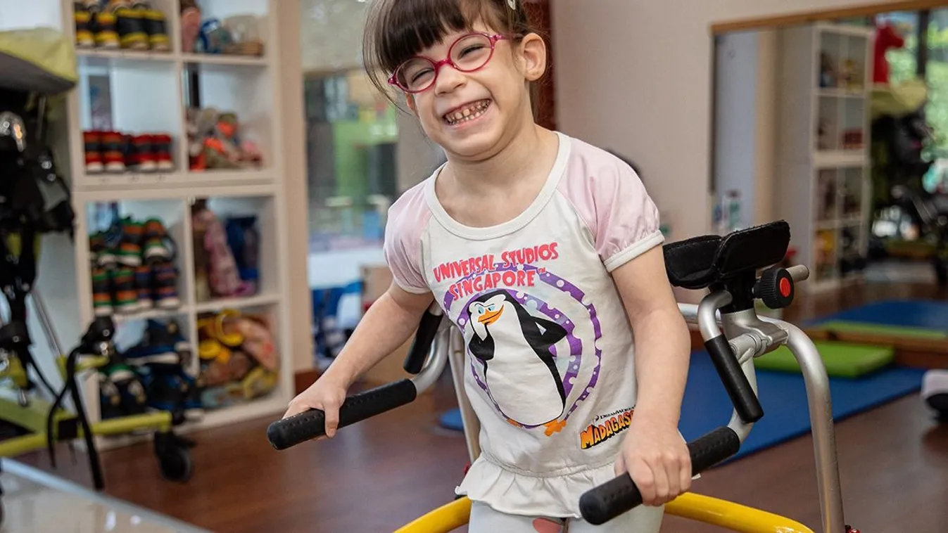 Így küzd a járásért a hatéves Korina